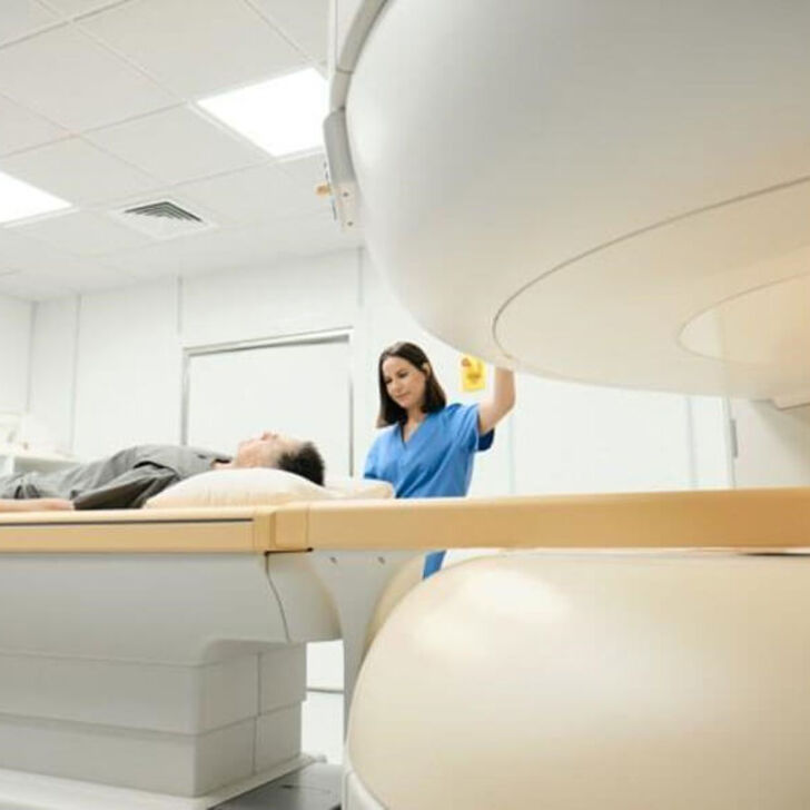 mri-tech-performing-scan